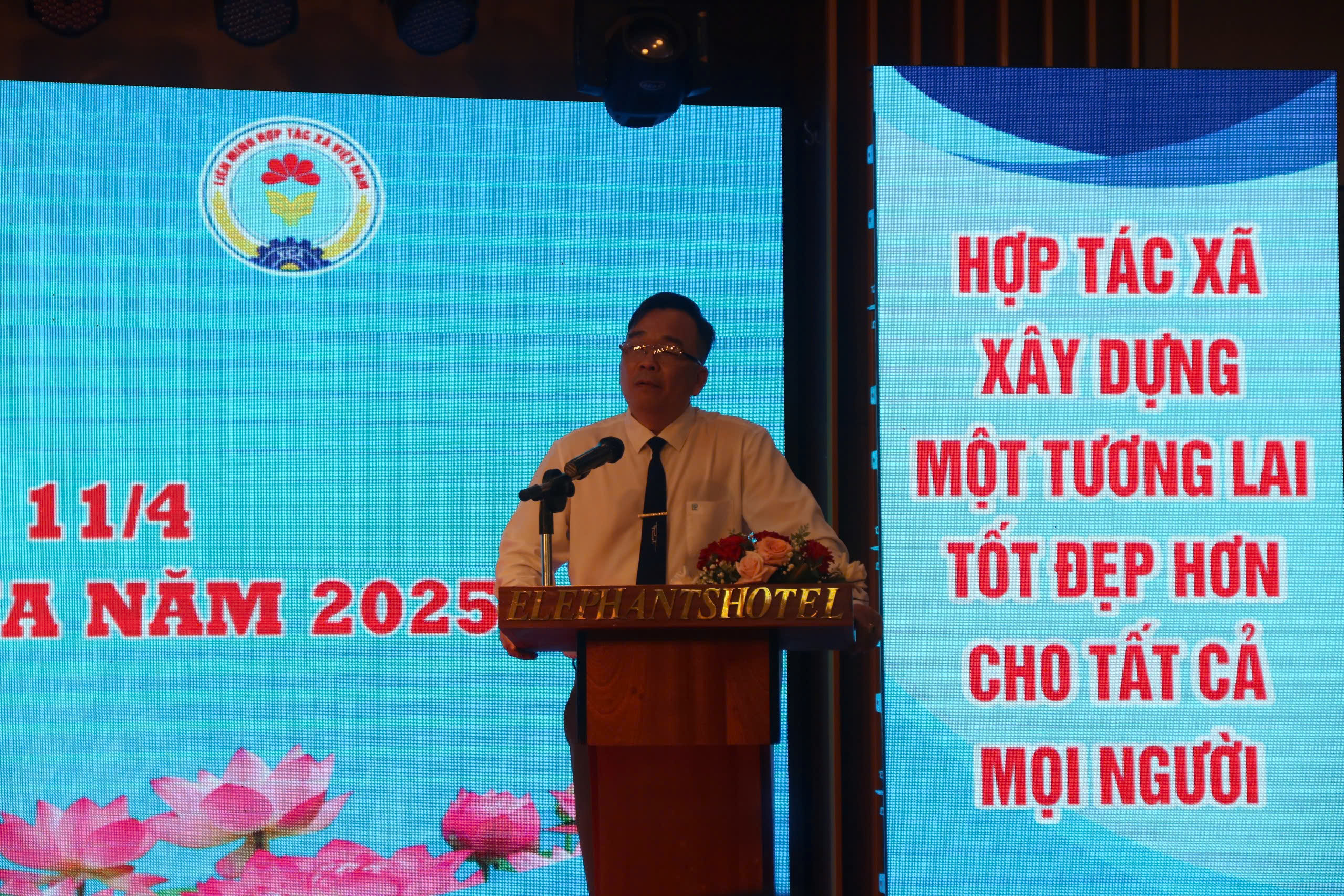 a Khoa phát biểu